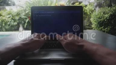 一人肖像程序员程序员自由职业者在办公室外的笔记本电脑上写代码